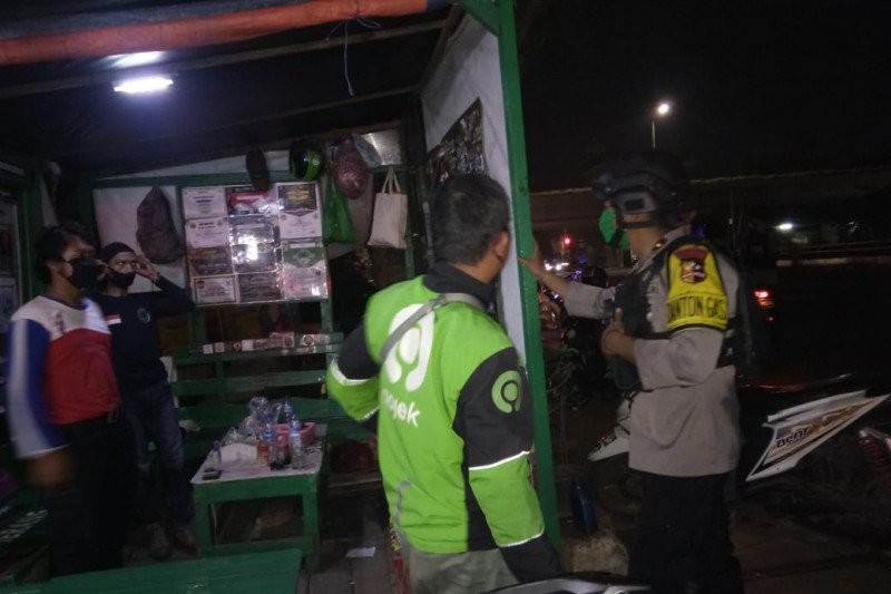 Brimob Bubarkan Krumunan Remaja Sedang Pesta Miras