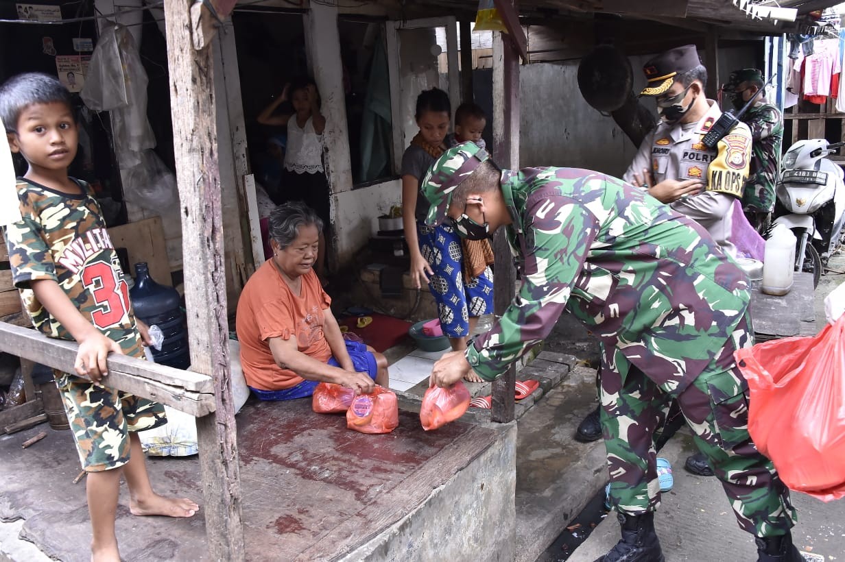 1.200 Nasi Bungkus Dibagikan Prajurit TNI-Polri Untuk Warga Kapuk