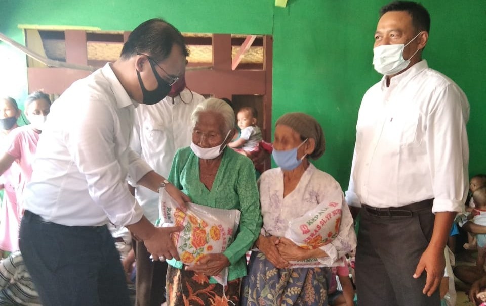 Berikan Sembako ke Warga Bekasi, Obon Tabroni : Insyaallah Kita Saling Menguatkan