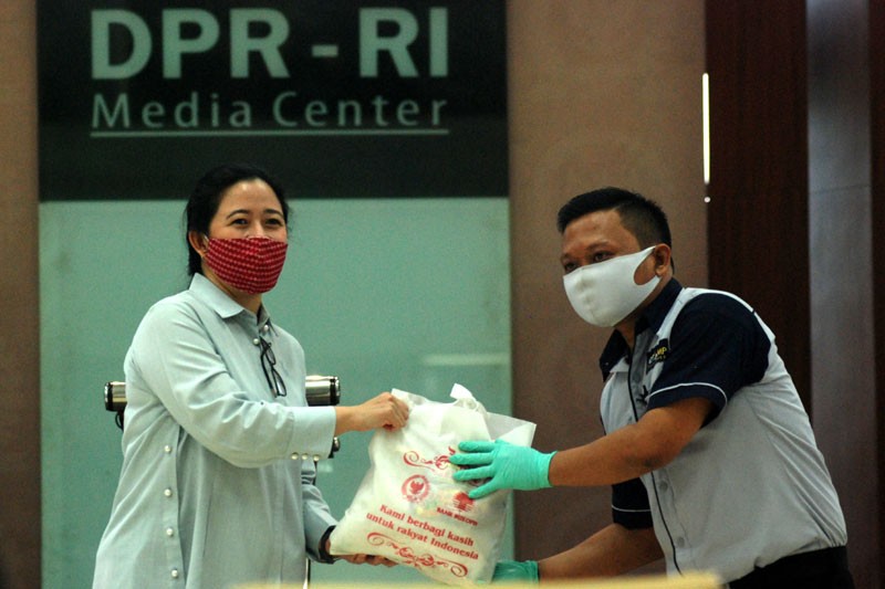 Ketua DPR RI  Puan Maharani  Serahkan Bantuan Sembako Kepada Satpam, Office Boy, Petugas Taman,Pengemudi Online