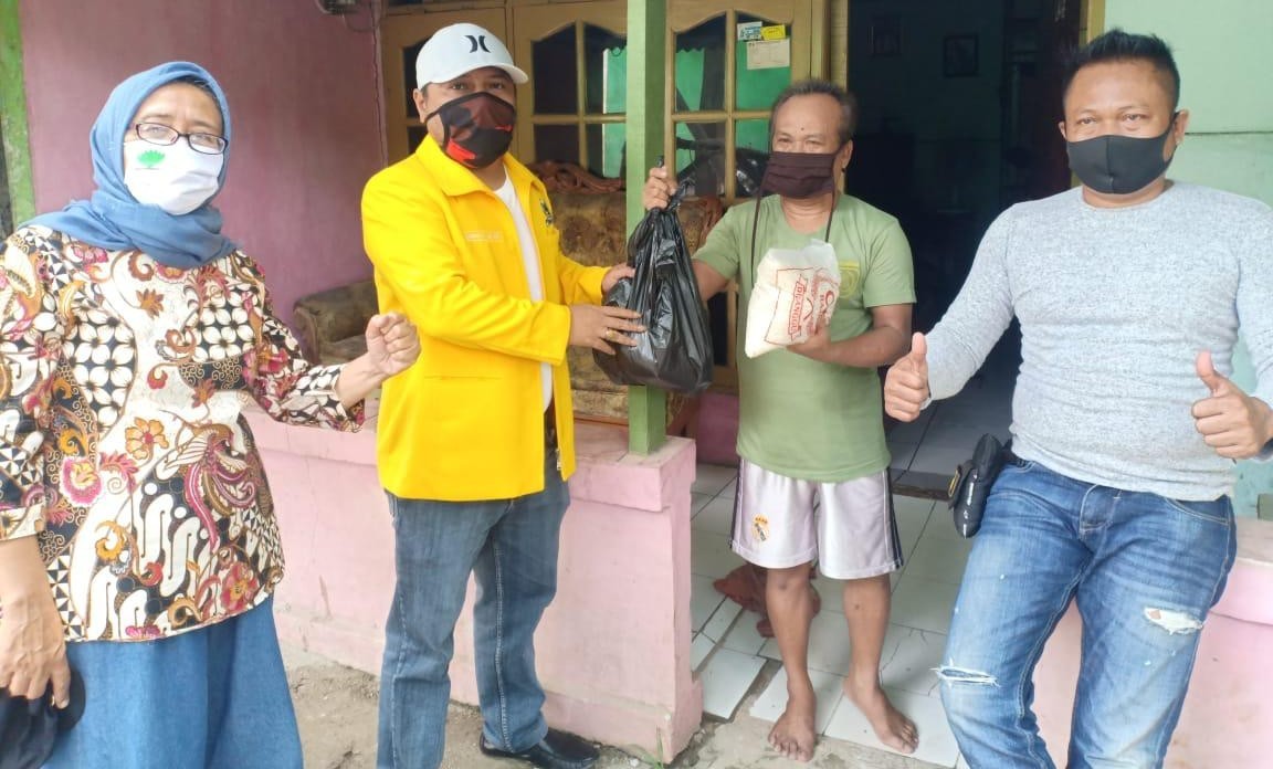 Fraksi Golkar Bekasi Salurkan Sembako ke Warga Miskin