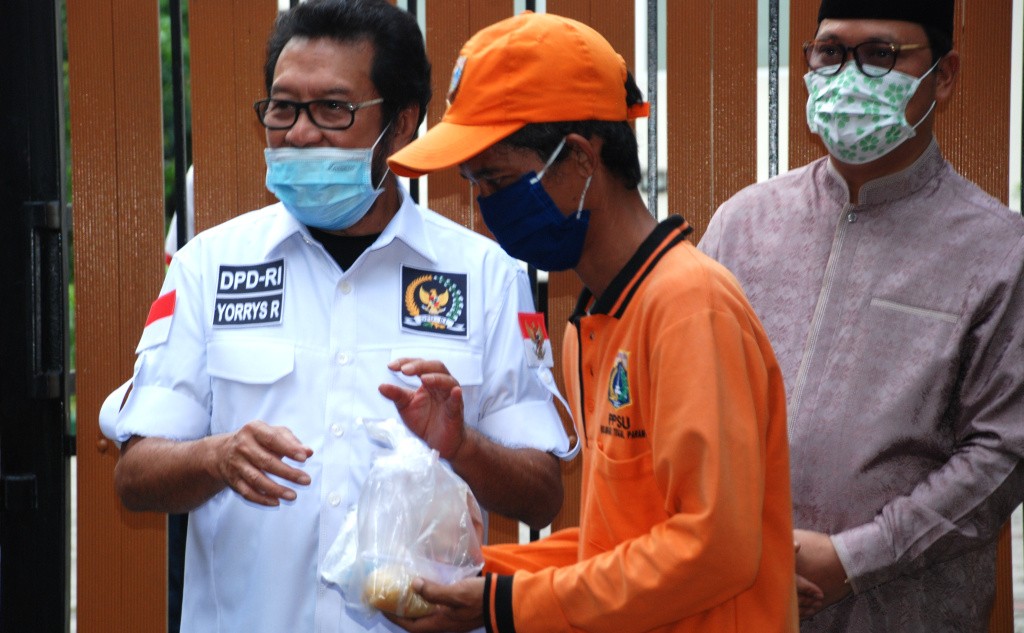 Komite II DPD RI Peduli Ramadhan Bagi 400 Paket Makanan
