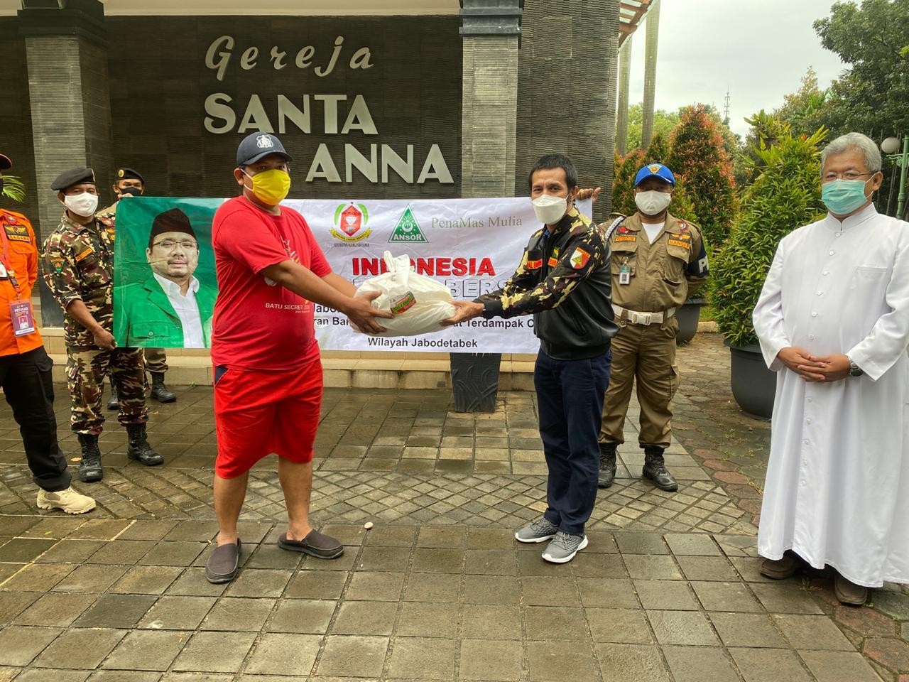 Gerakan Indonesia Peduli dan Bersatu Bersama Paroki St. Anna-Duren Sawit Salurkan Bantuan Kemanusiaan