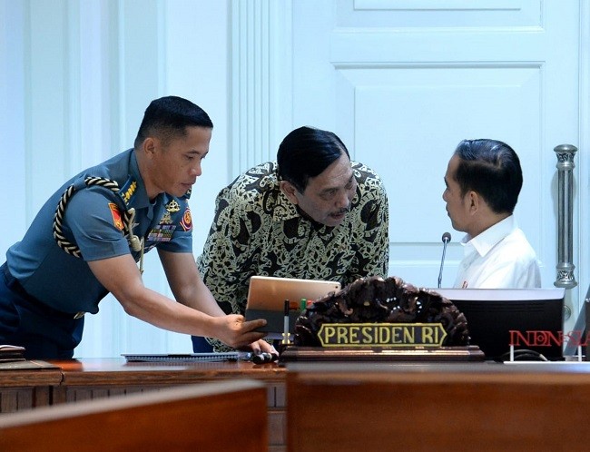 Jokowi Ingatkan Para Menteri Untuk Perhatikan Kontraksi PMI Manufaktur