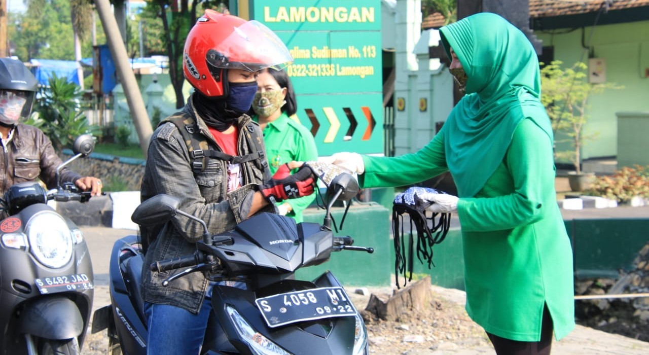 Cegah Virus Corona, Istri Prajurit Bagikan Masker
