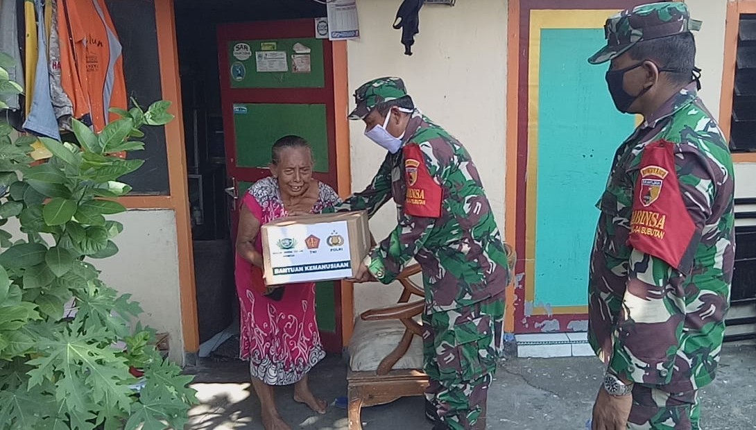 Babinsa di Surabaya Utara Bergerak Salurkan Paket Sembako