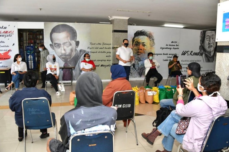 Bamsoet Salurkan Bantuan Sembako Kepada Seniman Taman Ismail Marzuki