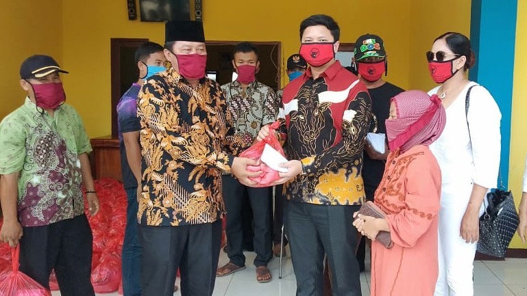 Fraksi PDIP Bekasi Bagikan 400 Paket Sembako dan Uang Cash
