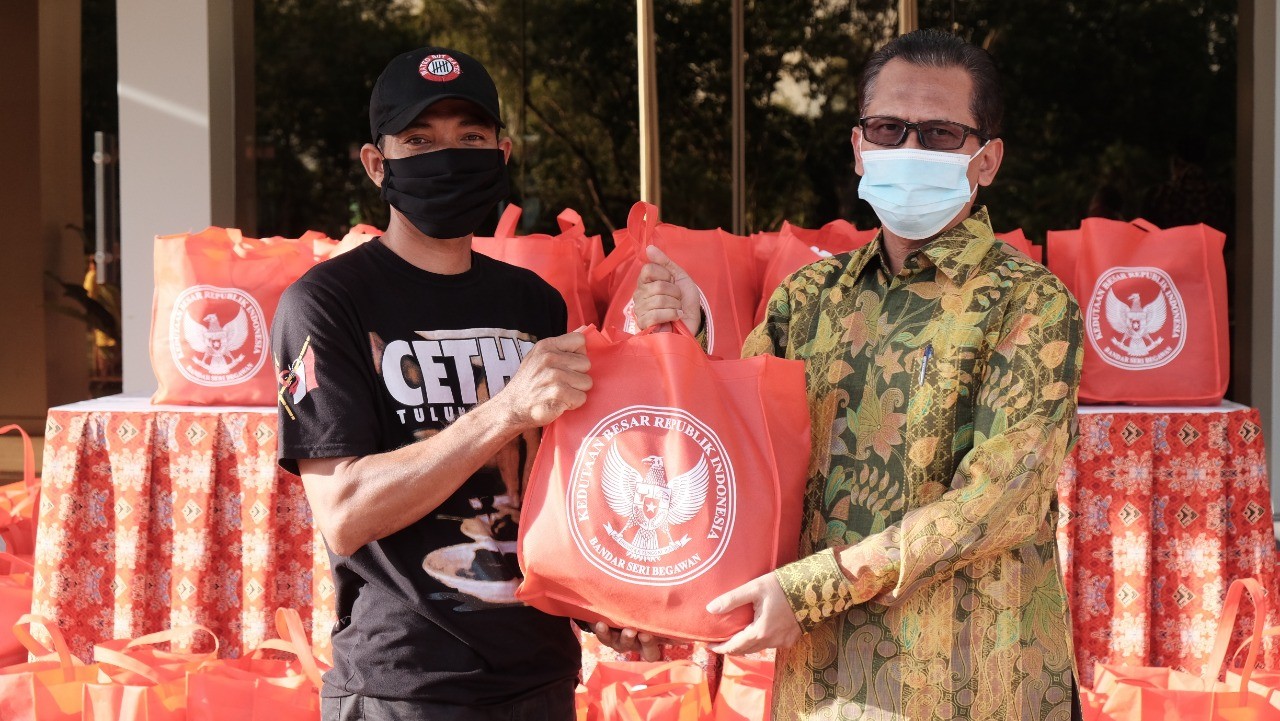Ratusan Warga Indonesia di Brunei terima Sembako dari KBRI Bandar Seri Begawan