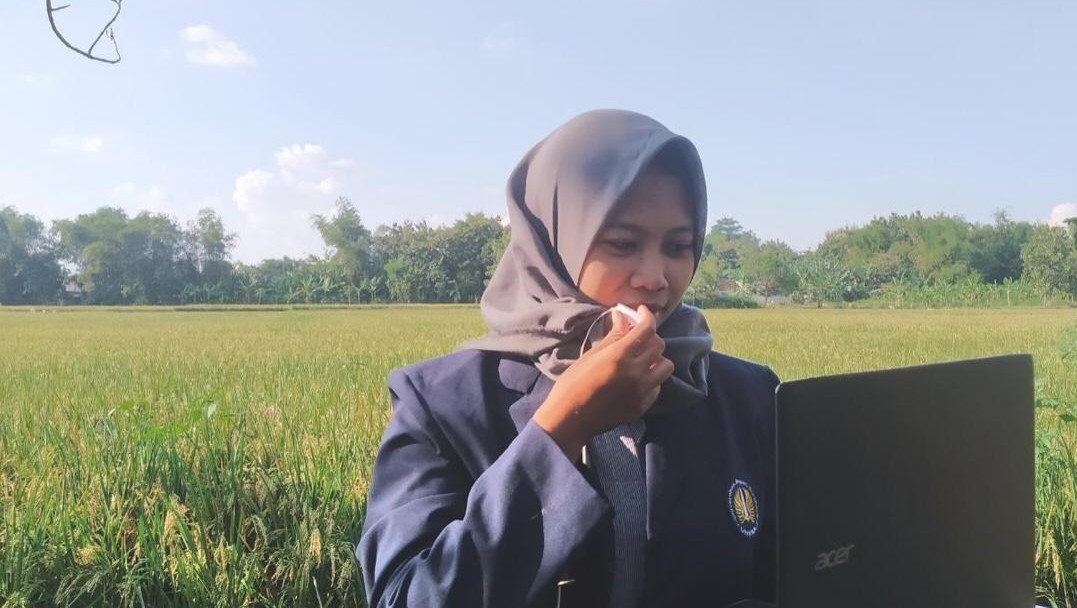 Sinyal Ambyar, Mahasiswa Unesa Ujian Seminar Proposal Skripsi di Sawah