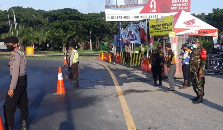 Aparat Gabungan Siaga di Pintu Tol Keluar Surabaya