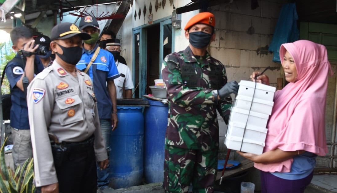 Paskhas TNI AU Bagikan 2.225 Takjil dan Nasi Kotak Untuk Warga Berbuka Puasa