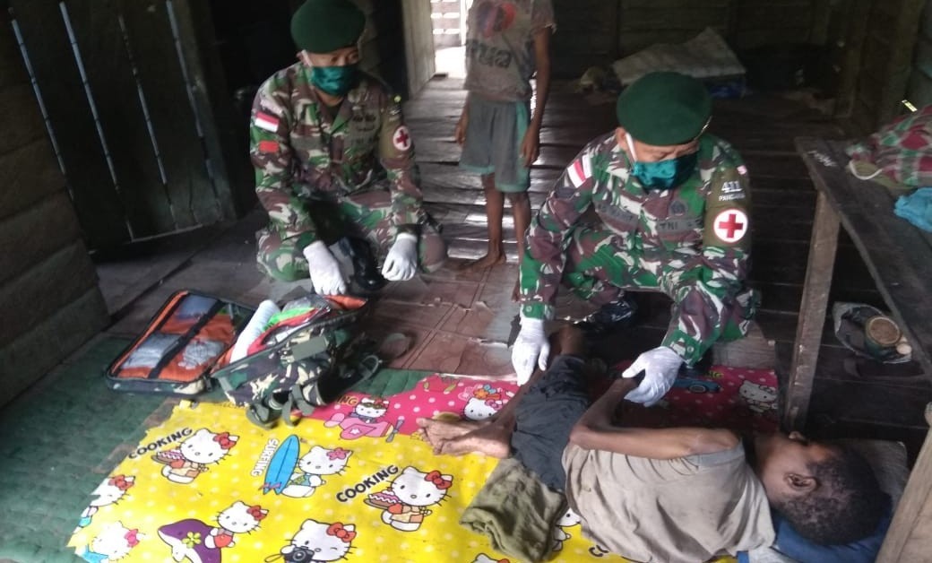 Satgas Pamtas Yonif 411 Kostrad Gelar Pengobatan Keliling di Papua