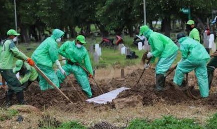 Penggali Kubur di Lamongan Dapat Kado Bingkisan