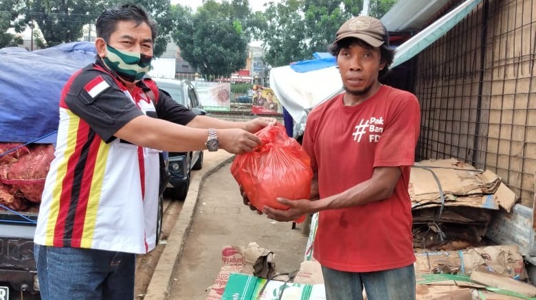 Di Tengah Pandemi Covid-19, Forum Putra-Putri Pariaman Bagikan Sembako Untuk Warga