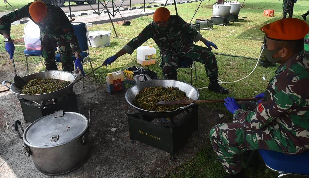 Dapur Lapangan OASE dan Dharma Pertiwi Siapkan 2.225 Nasi Kotak Untuk Warga