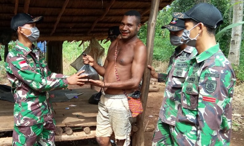 Satgas Yonif 411 Kostrad Bagikan Sembako dan Masker di Kampung Baidub Papua