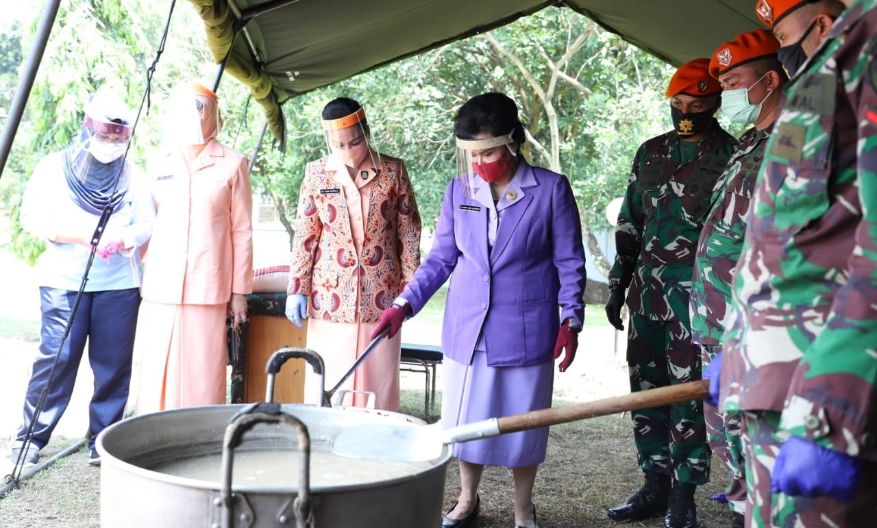 Ketum Dharma Pertiwi Tinjau Dapur Kemanusiaan Covid-19