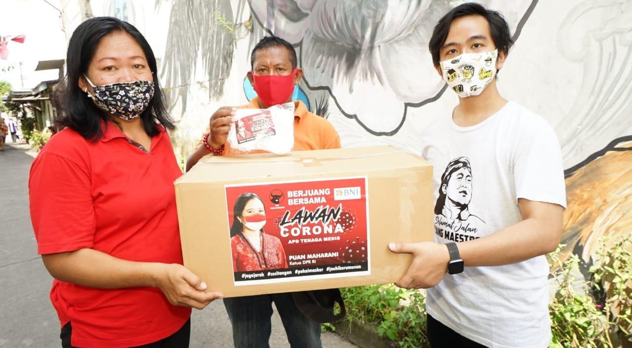 Gibran Bersama Relawan Salurkan Bantuan Ribuan Masker dari Puan Maharani