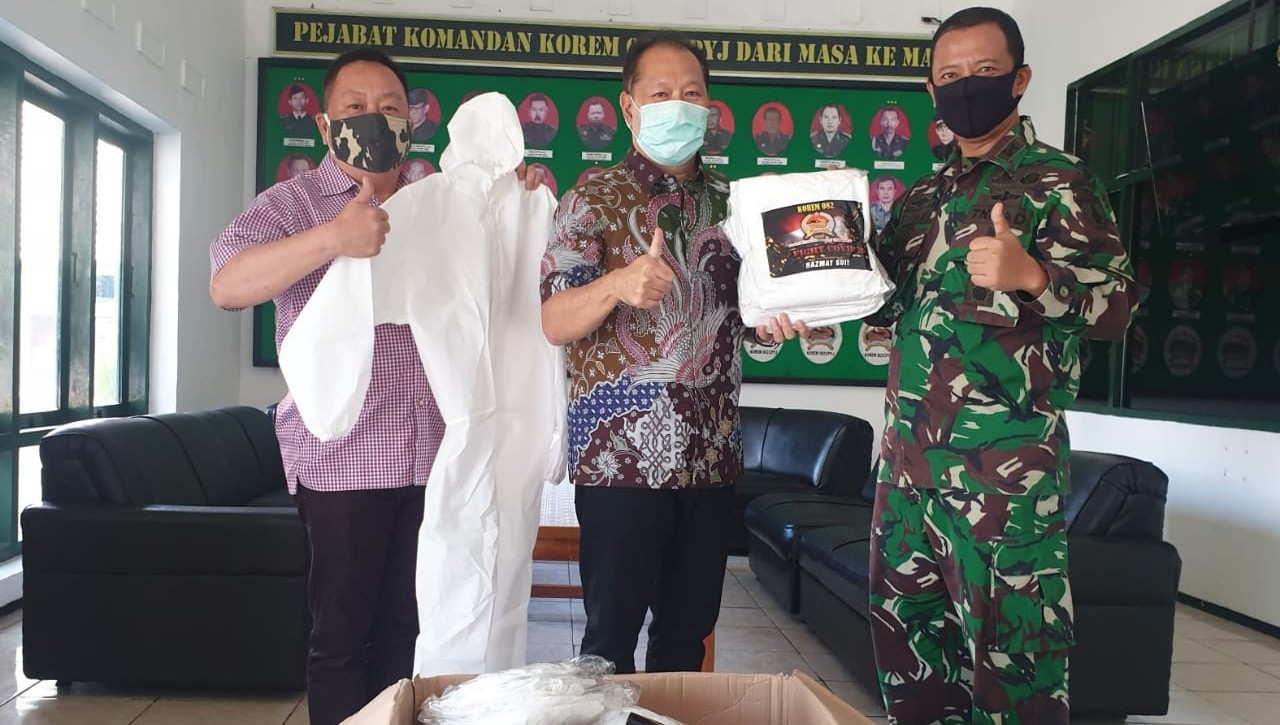 Masyarakat Kediri Serahkan 100 Alat Pelindung Diri