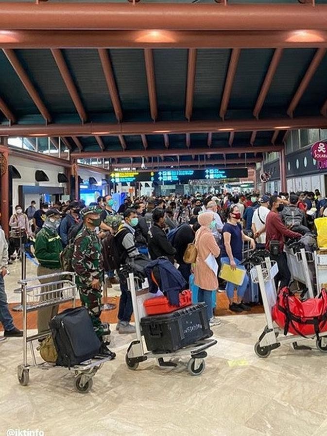 Penumpang Di Bandara Membludak, DPR Salahkan Angkasa Pura