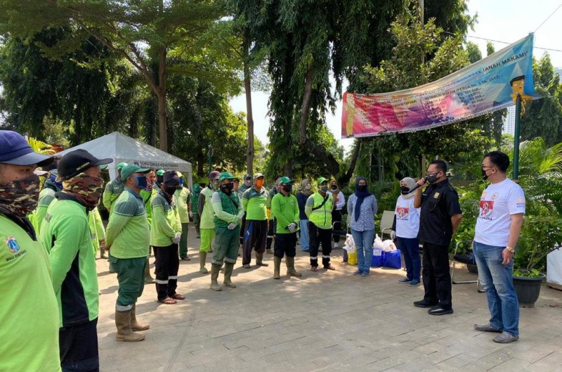 Ketua MPR RI Beri Bantuan Sembako Untuk Petugas Pemakaman Karet Bivak