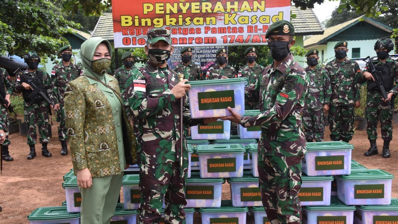 Danrem 174 Merauke Bagikan Bingkisan Lebaran ke Pos Perbatasan