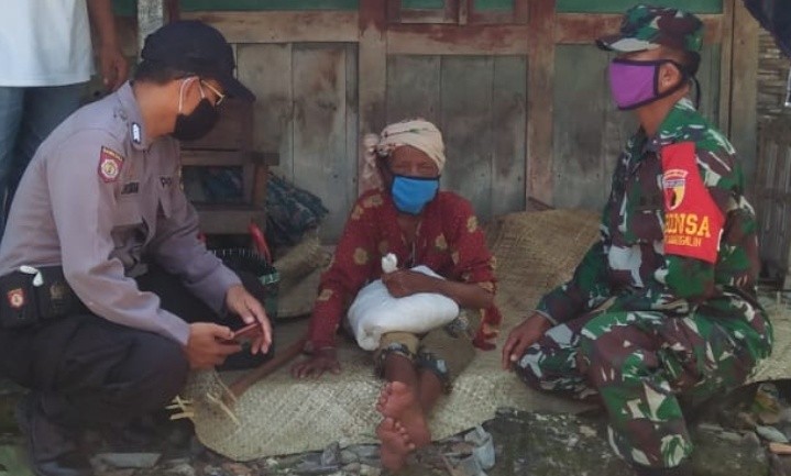 Dapat Sembako Gratis Dari TNI, Mbah Tarmi Terharu