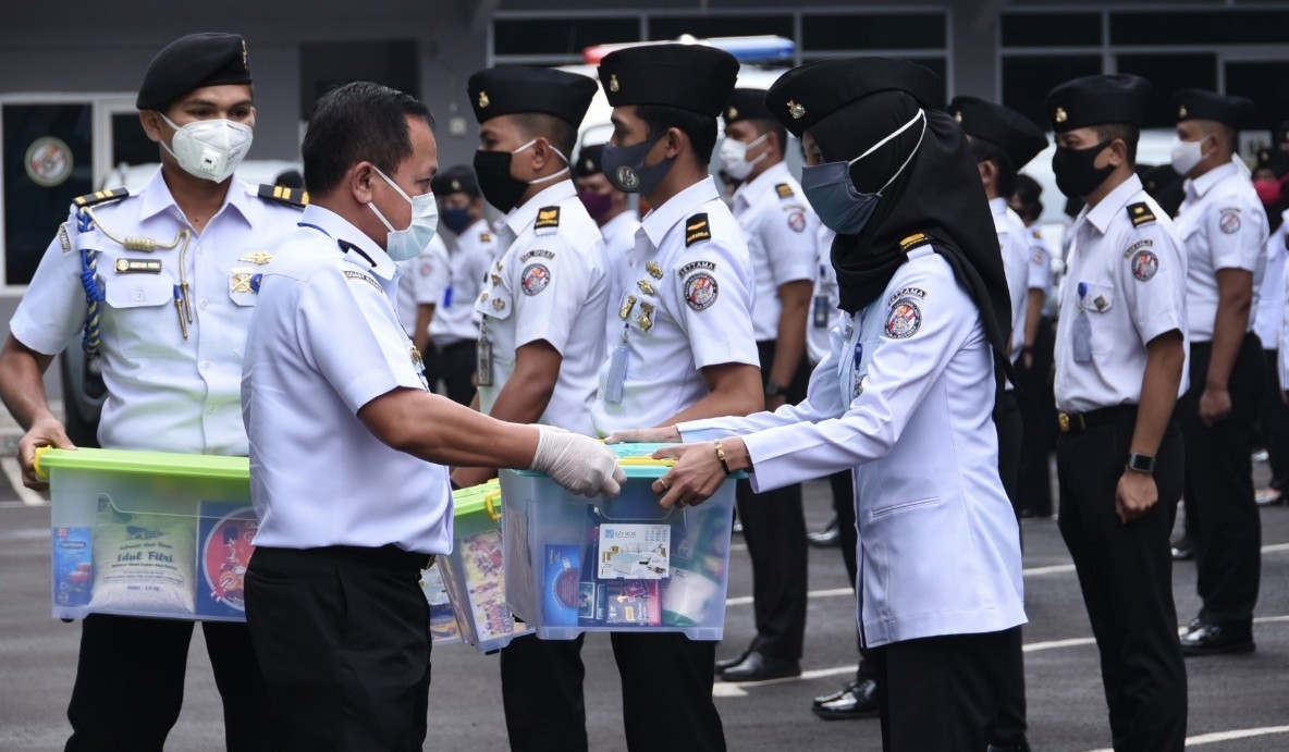 Berikan Bingkisan Lebaran, Kepala Bakamla : Semoga Bermanfaat