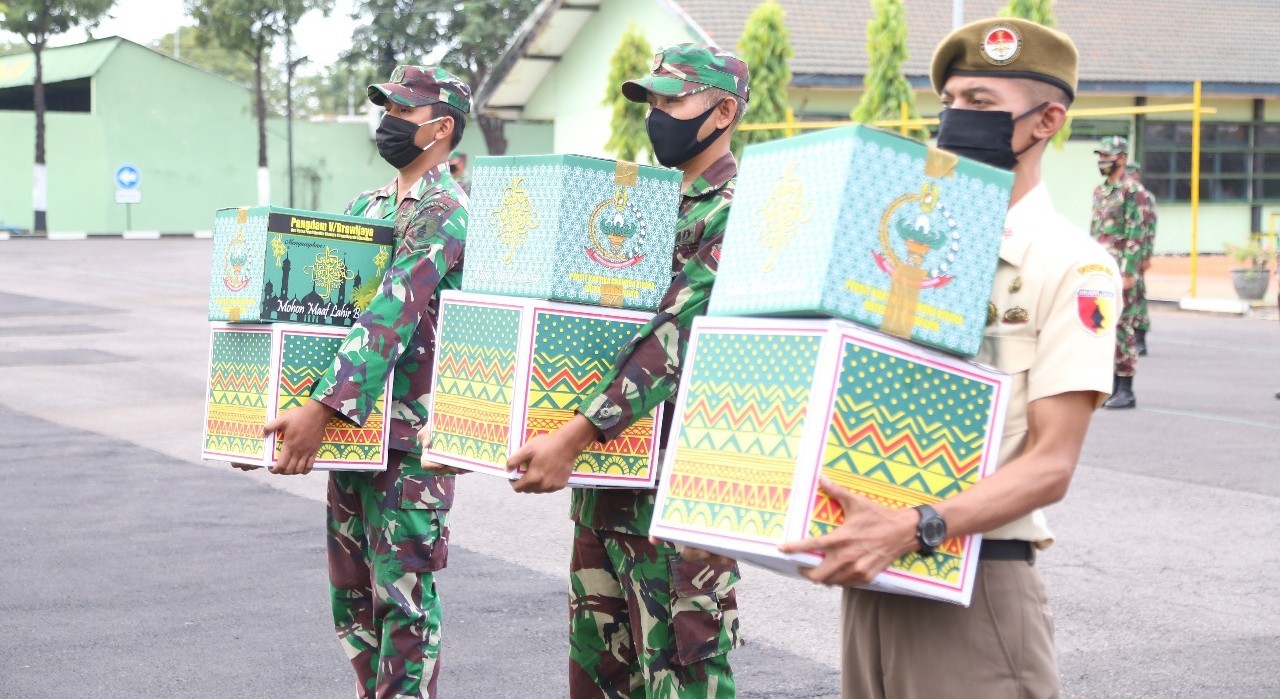 Danrem 084 Bhaskara Jaya Serahkan Paket Lebaran