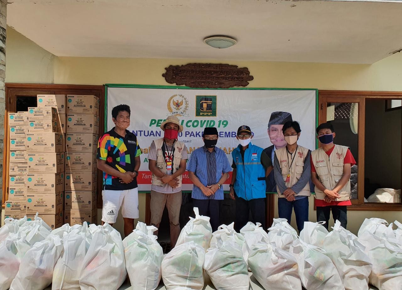 Komisi IX DPR Beri Bantuan APD Dan Sembako Kepada Warga Terdampak Covid-19