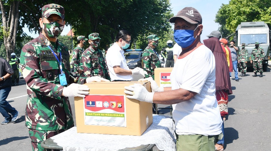 Pangdam Brawijaya Salurkan Sembako Kepada Para Veteran