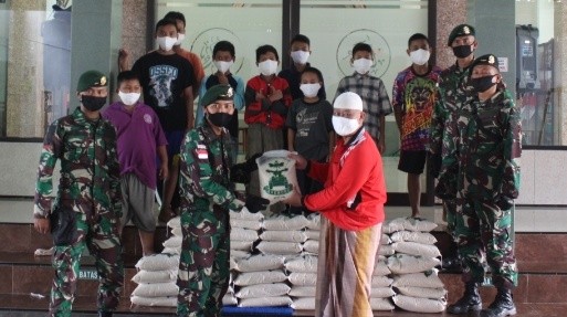Yonif Mekanis Raider 413/Bremoro Salurkan Zakat 3 Ton Beras