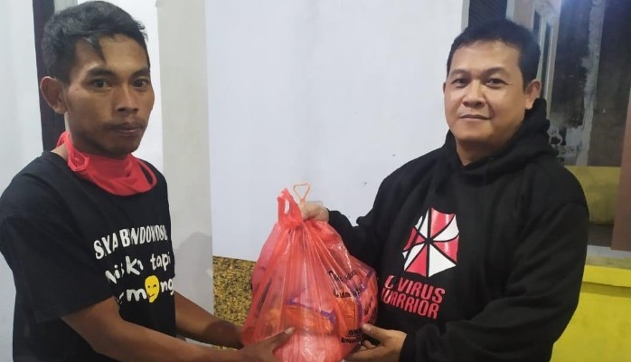 Anggota DPR RI Fraksi PDIP Bagikan Paket Sembako ke Warga Bondowoso