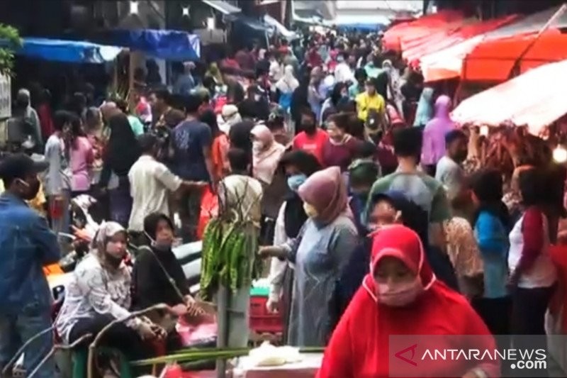 Pasar Prumnas Klender Ramai Diserbu Pembeli Daging dan Ketupat