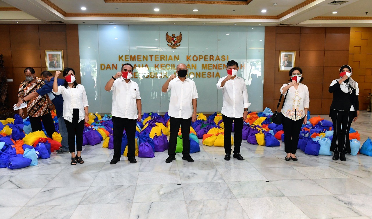 IKA ITS Sumbangkan Seribu Paket Sembako kepada UMKM Terdampak Covid-19