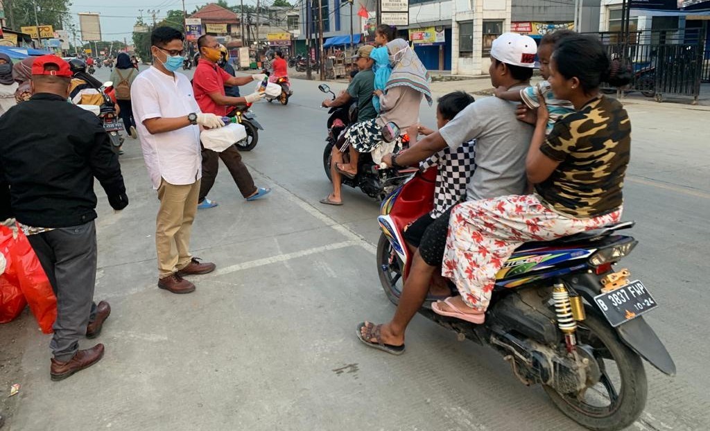 Antisipasi Corona, PUPR Bekasi Bagikan Masker ke Warga