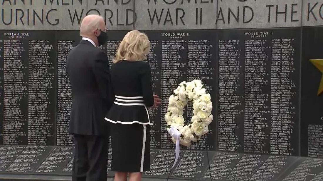 Kenakan Masker, Biden Kunjungi Taman Memorial Veteran