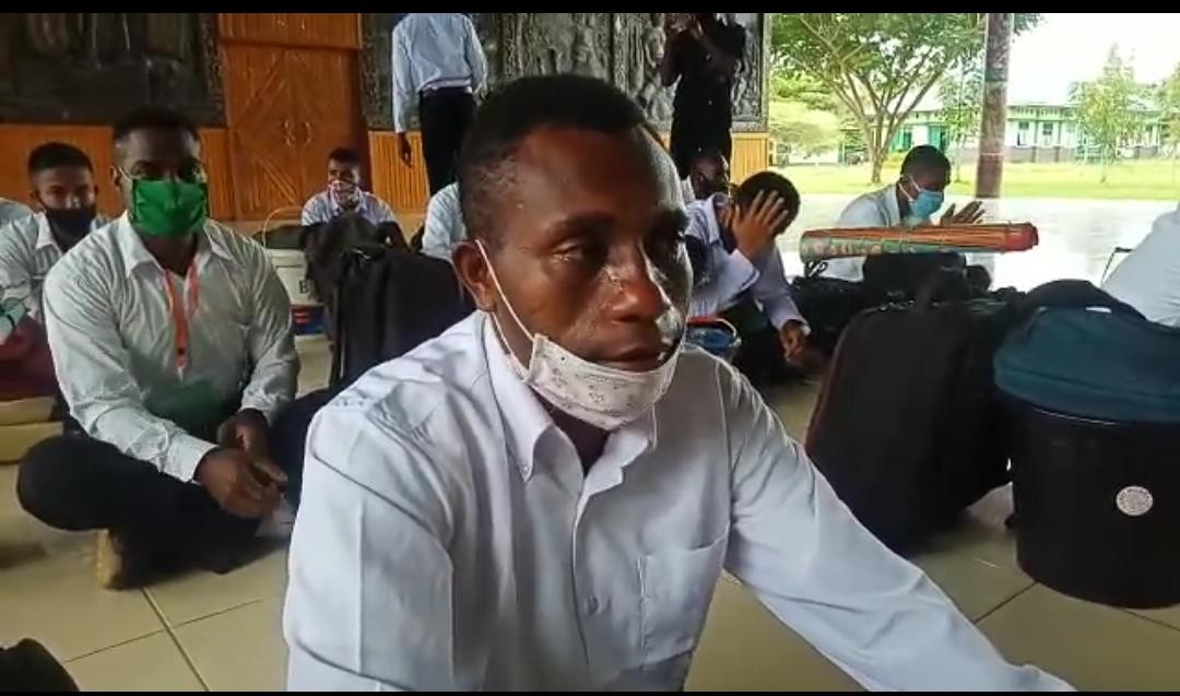 Penuh Haru, Yatim Piatu Asal Papua Lulus Jadi Prajurit TNI AD