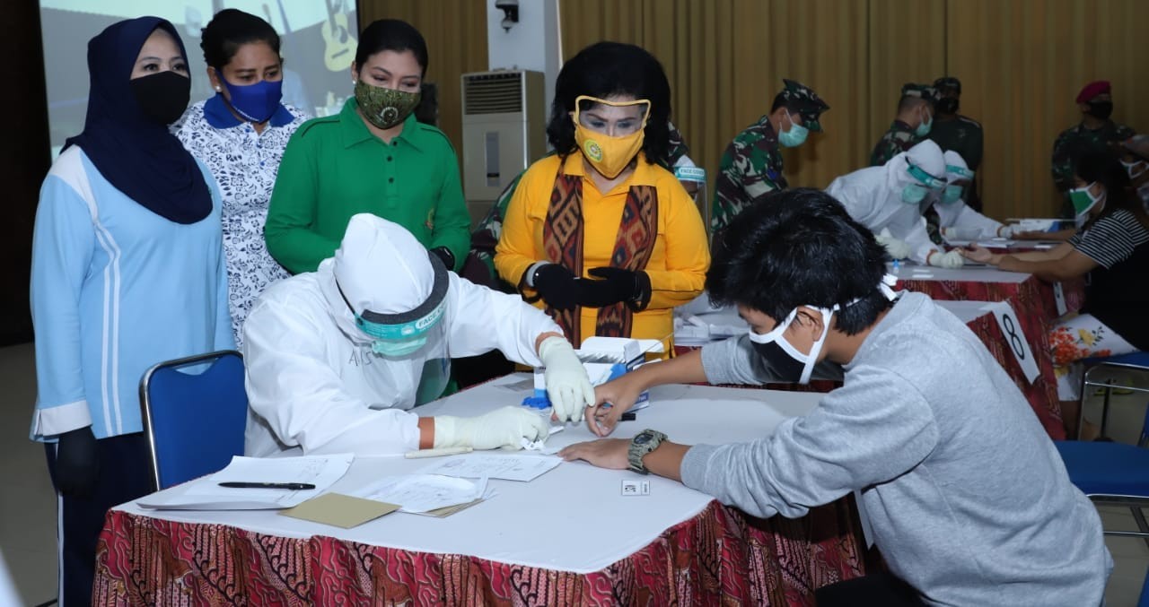 Ketum Dharma Pertiwi Tinjau Rapid Test di Markas Komando Korps Marinir