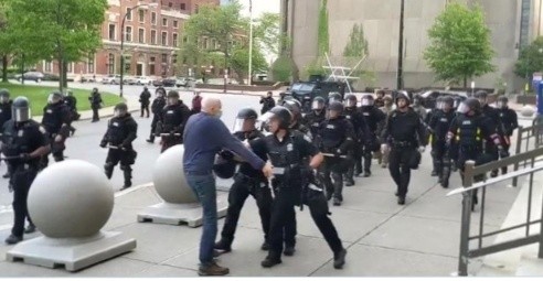 Dorong Kakek 75 Tahun Hingga Pingsan, 2 Polisi Amerika Diskors
