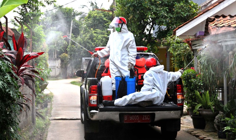 Penyemprotan Disinfektan  Lingkungan Warga Depok