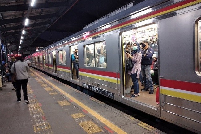 Hari Pertama Kerja, Penumpang Padati Stasiun Tanah Abang