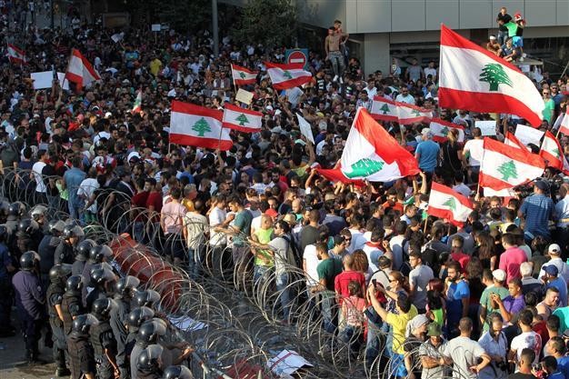 Mata Uang Pound Jatuh, Warga Lebanon Turun ke Jalan