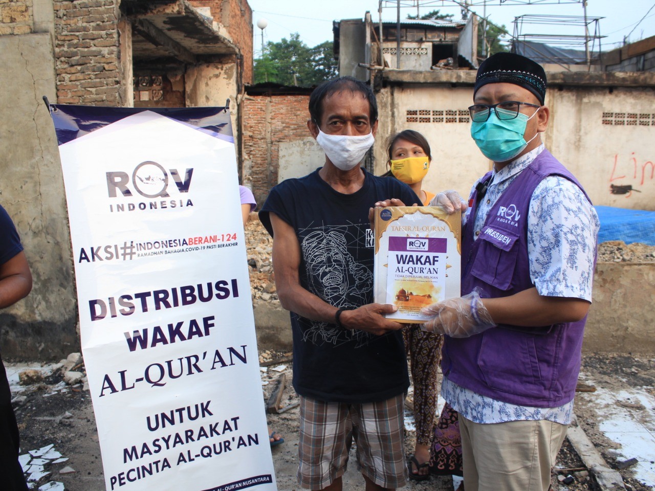 RQV Bagikan Sembako Dan Wakaf Alquran Kepada Korban Kebakaran Menteng