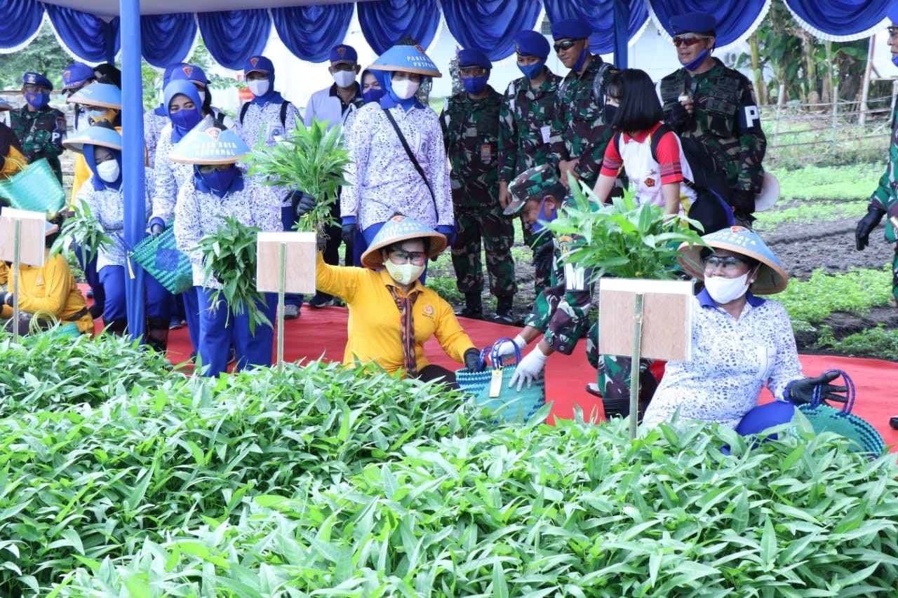 Ketum Dharma Pertiwi Hadiri Panen Raya di Mako Puspomal