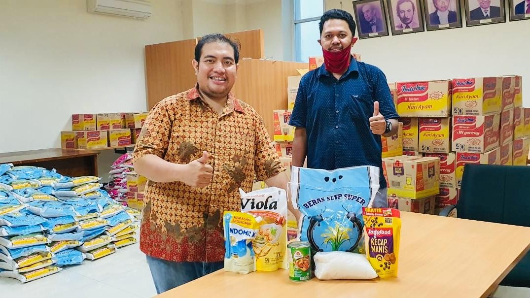 Kesejahteraan Menurun, Tim PKM FE Unesa Salurkan Bantuan Paket Sembako