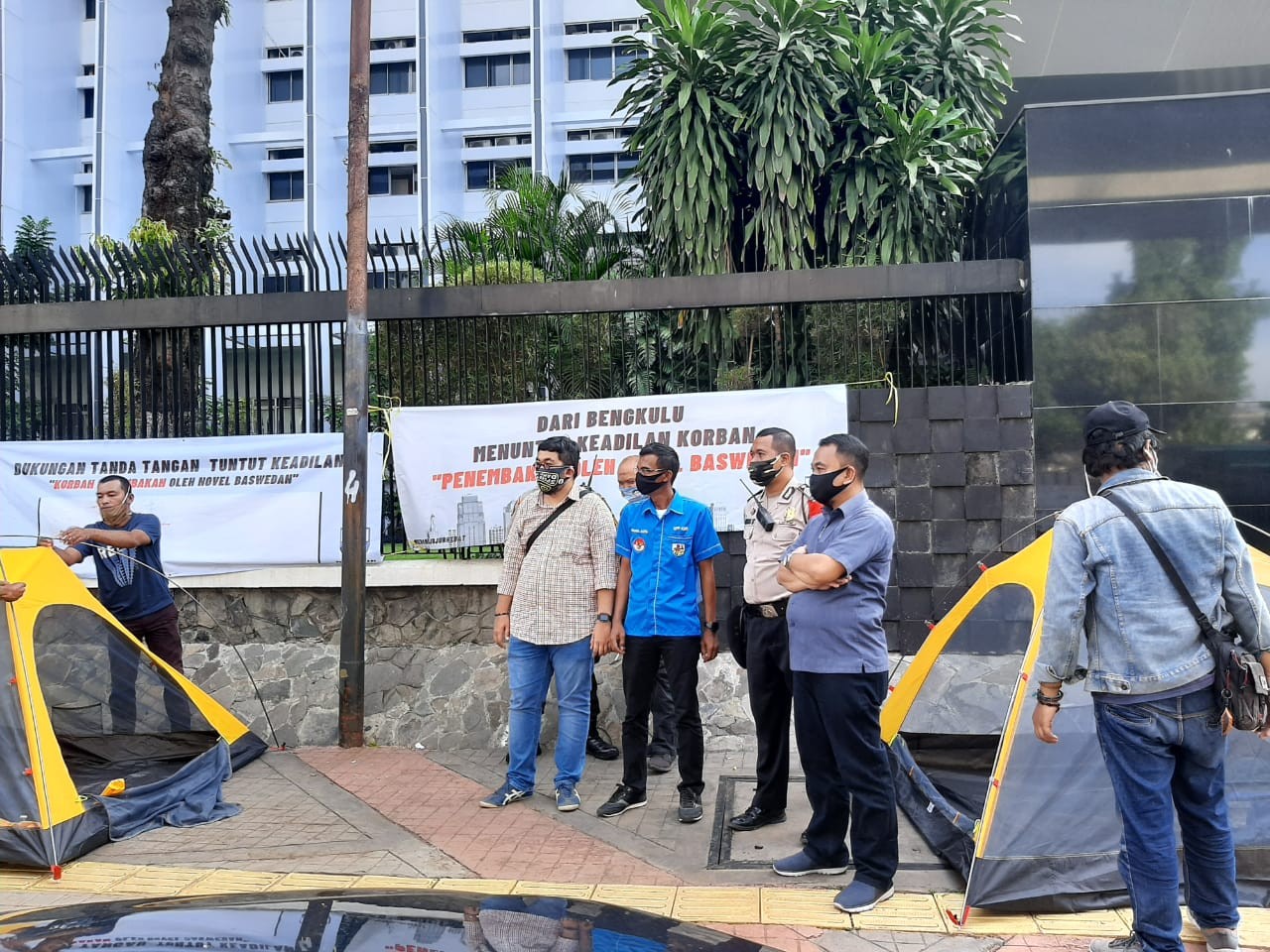 Cari Keadilan, Korban Sarang Burung Walet Rela Dirikan Tenda di Depan Kejagung