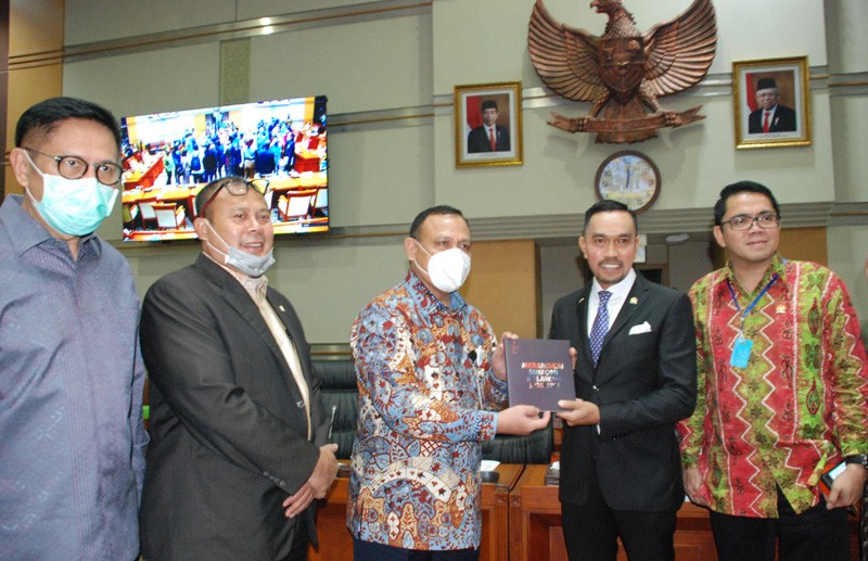 Ketua KPK Firli Bahuri Serahkan Buku