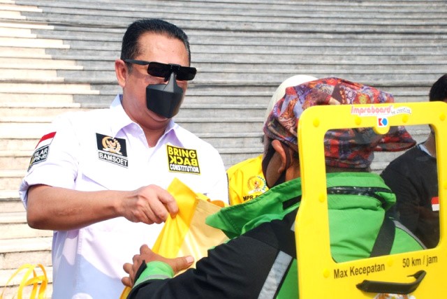 MPR Peduli Lawan Covid-19, Bagikan Partisi Porteble Dan Sembako Kepada Pengemudi Ojek Online